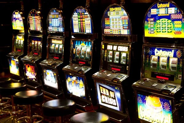 Mobile phone displaying Ikan Jackpot live gameplay with firing controls